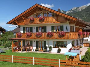 23975176-Ferienhaus-2-Krün-300x225-0