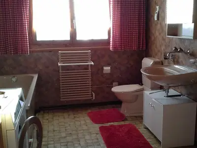 Grosses Badezimmer mit Waschmaschine