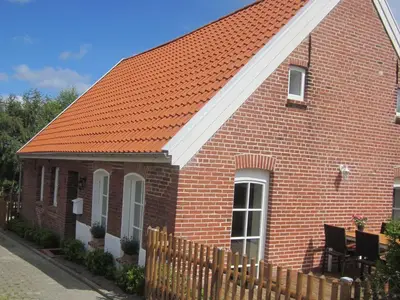 Außenansicht des Gebäudes. Freistehendes Haus mit Terrasse u. Garten