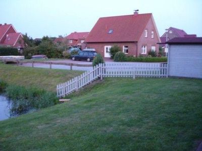 Außenansicht des Gebäudes. Ferienhaus am Kanal