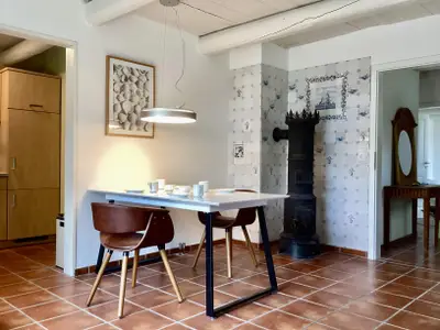 Essplatz im Wohnraum mit offener Küche