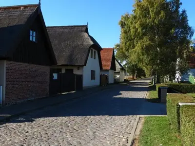 Alte Dorfstraße: hinten das Haus am Wiek