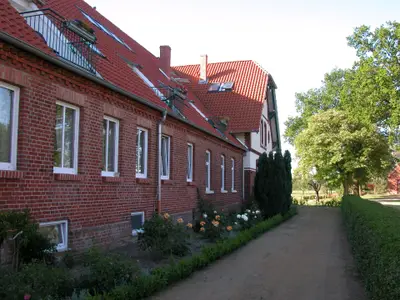 Außenansicht des Gebäudes. Westseite mit Blick auf das Jugendstilhaus