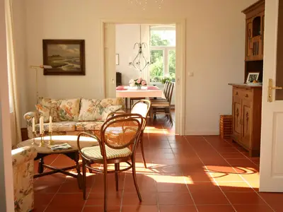 Wohnbereich. Mittelzimmer mit Sitzgruppe , Blick ins Esszimmer