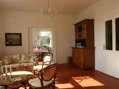 Wohnbereich. Mittelzimmer mit Jugendstilbuffet