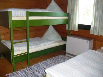 Schlafzimmer mit Etagenbett und Einzelbett