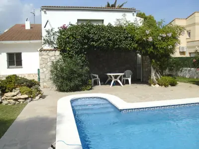Ferienhaus,Privat-Pool, mit Efeu gedeckte Pergola, darunter Barbecue 
