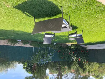 Garten vom Pool aus gesehen.