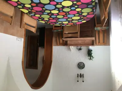 Essraum mit 6 Stühlen.