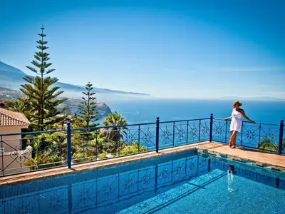 Pool. Pool mit Blick auf die Nordküste und Teide