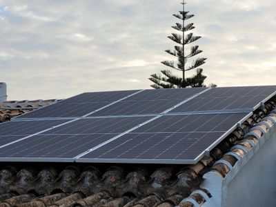 Mit derr modernen Photovoltaikanlage und Speicher lassen sich bis zu 90 Prozent der Stromkosten sparen.