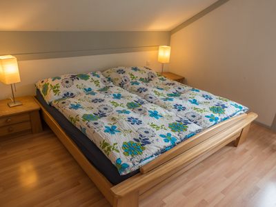 Schlafzimmer mit Doppelbett