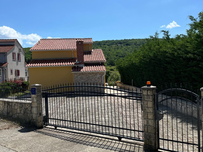 Das Ferienhaus von vorne - mind. 3 Parkplätze im Innenhof