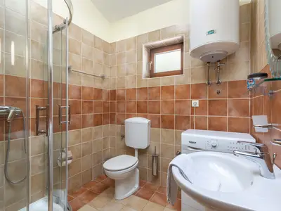 Badezimmer mit Dusche