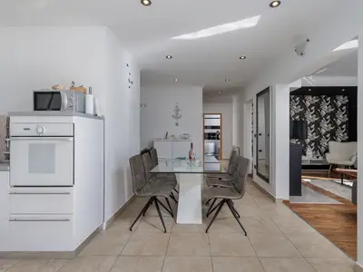 Küche und Essbereich