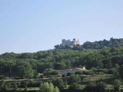 Blick auf das Chateau de Lacoste