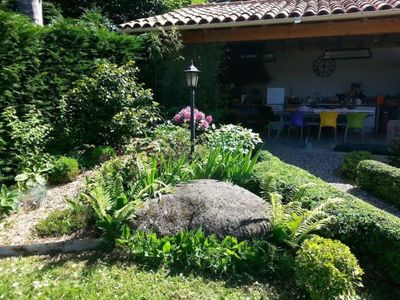 vue sur jardin et terrasse couverte