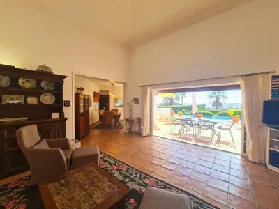 Wohnzimmer mit Zugang zur Terrasse