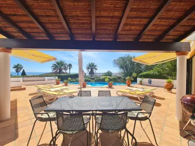 Terrasse mit Blick auf das Meer