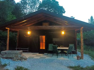 Berghütte bei Nacht