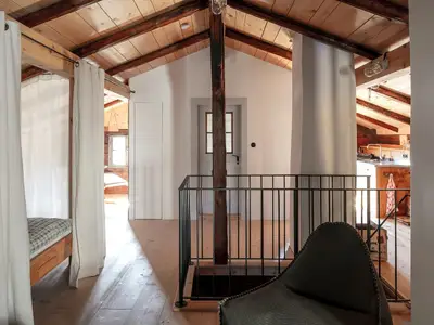 Offener Wohn-Schlafbereich im Dachgeschoss