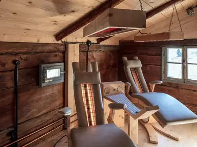 Wellnessbereich mit Infrarot-Schwingsesseln in Zirbe im Dachgeschoss