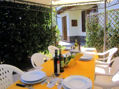 Terrasse am Pool mit gazebo, Sonnenschirm,  Strandliegen und Bett zum Sonnenbaden.