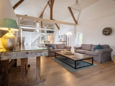Wohnzimmer mit Ofen, TV, 2 Sofas
