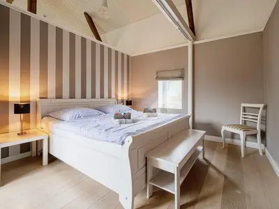 Schlafzimmer mit Doppelbett (180 x 200 cm) und Kleiderschrank