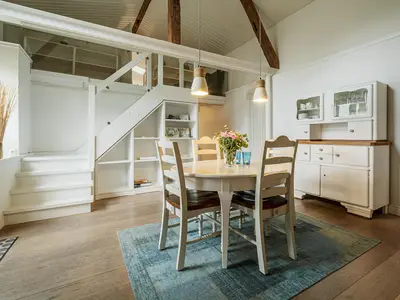 Essbereich und Aufgang zur Galerie/Schlafzimmer