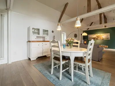 Essbereich im Wohnzimmer mit Blick auf Ofen