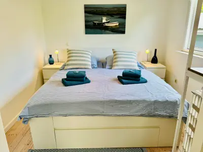 Schlafzimmer mit Doppelbett (180 x 200 cm) und Fliegengitter