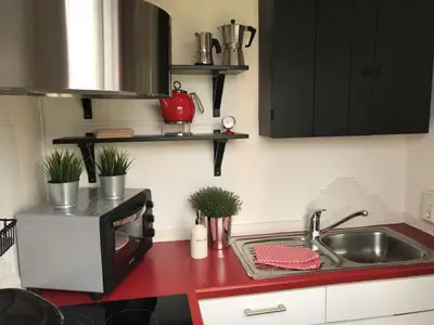 Kleine Küche mit Mini-Backofen, Waschbecken und Geschirrspüler