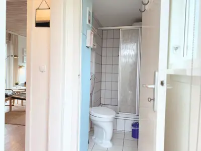 Kleines Bad mit Dusche und WC