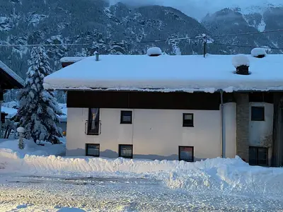 Das Haus im Schnee abends
