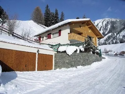 Chalet und Garagen