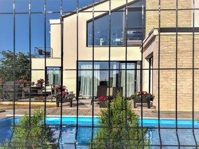 PoolOfHouse