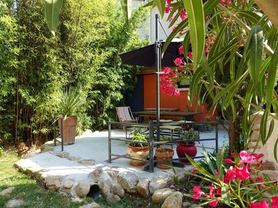 La terrasse avec salon de jardin