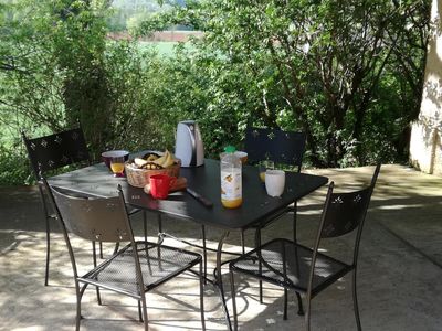 Coin repas sur la terrasse