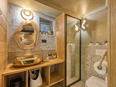 Badezimmer mit Dusche