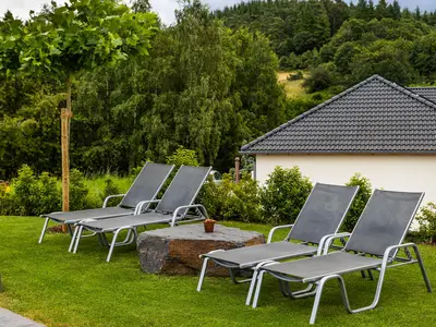 eifelia-Ferienhäuser Liegewiese am Pool