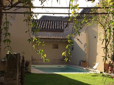 Notre jardin entouré de murs en pierre