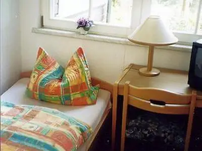 Schlafzimmer mit Doppelbett