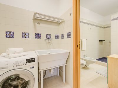 Badezimmer im Erdgeschoss mit Dusche, Waschbecken, Bidet, Toilette und Waschmaschine
