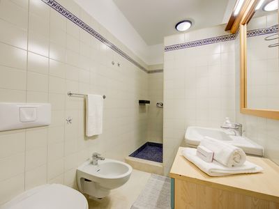 Badezimmer im Erdgeschoss mit Dusche, Waschbecken, Bidet, Toilette und Waschmaschine