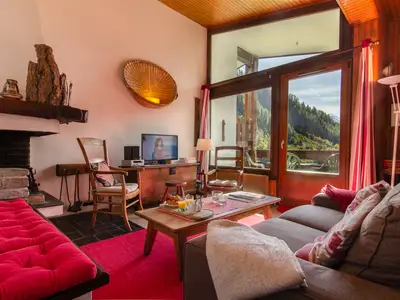 Wohnzimmer mit Bergblick und Zugang zum Balkon