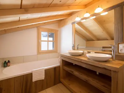 Schönes Badezimmer mit zwei Waschbecken und einer Badewanne