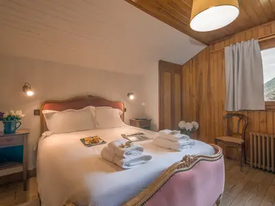 Elegantes Schlafzimmer mit Doppelbett