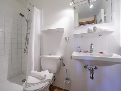 Badezimmer mit Dusche