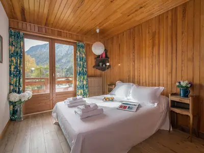 Zweites Schlafzimmer mit Doppelbett und Zugang zum Balkon